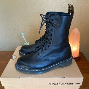 1490 10 eyelet Black Virginia Dr. Martens